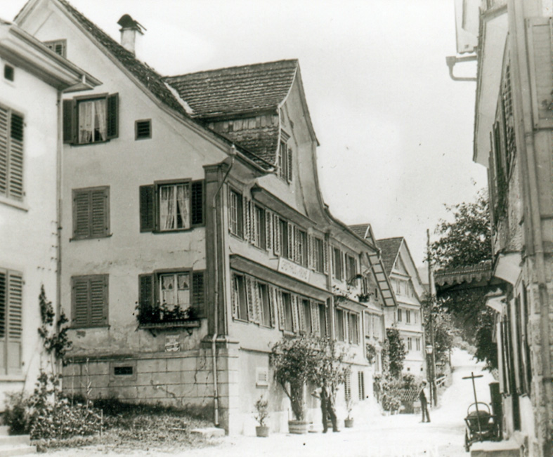 Chronä Bänggä um 1900 - zentral gelegen an der Dorfstrasse
